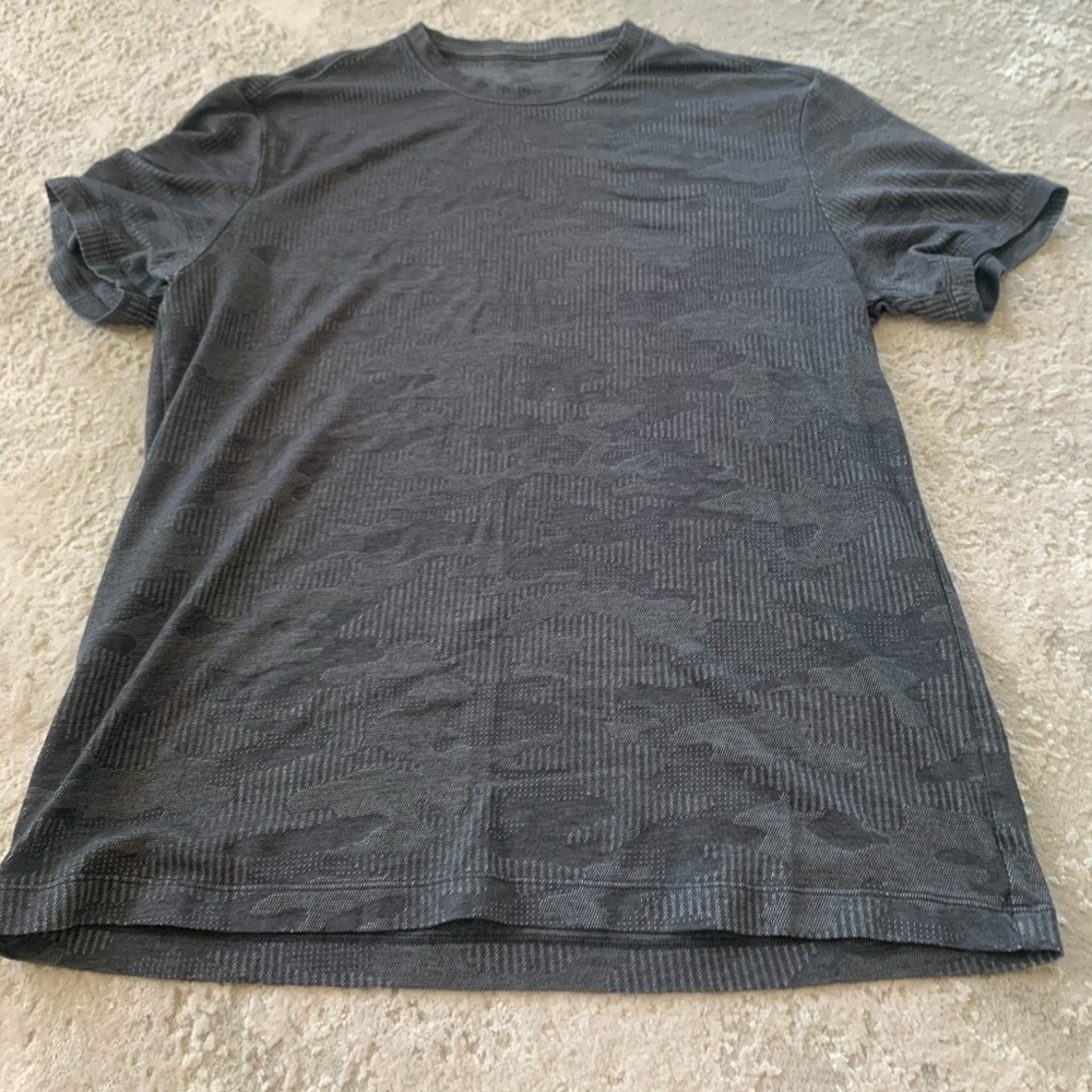 Men’s lululemon work out top.